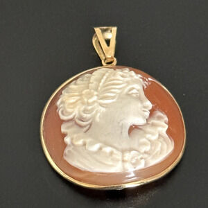 Vintage 14K Italy Solid Yellow Gold Hand Carved Cameo Shell Round Raised Pendant
